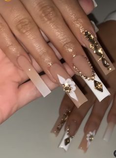 Cream And Gold Prom Dress, 21st Birthday Nails Acrylic Long, Gold Birthday Nails Acrylic, December Nails Long, Gold Xl Nails, Nude Gold Acrylic Nails, Prom Gold Nails, White Gold Acrylic Nails, Gold And Nude Acrylic Nails