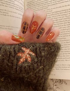 #taylorswift #evermore #nailart #taylorswiftnails #erastournails #evermorenails #fallnails #nailinspo Taylor Swift Eras Tour Nail, Evermore Nails, Eras Tour Nail, Eras Tour Nails, Taylorswift Evermore, Taylor Swift Nails, Eras Tour Outfit, Taylor Swift Birthday, Estilo Taylor Swift