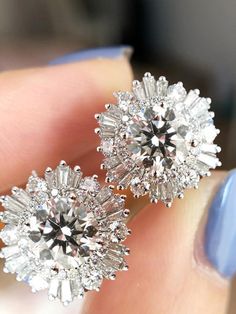 1 Par de Brincos de Botão Elegantes com Zircônia Cúbica para Mulheres, para Casamento, Noivado, Aniversário e Festa, Joia de presente de Dia dos Namorados | SHEIN Brasil Snowflake Earrings, Wedding Gifts For Bridesmaids, Writing Gifts, Valentines Jewelry, Flower Earrings Studs, Engagement Anniversary, Flower Studs, Bridal Earrings