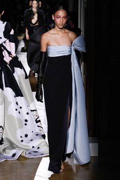 Valentino Gown Couture, Simply Fashion, Valentino Haute Couture, Valentino Couture, Valentino Dress, Dior Haute Couture, Spring Couture, Couture Runway, Haute Couture Fashion