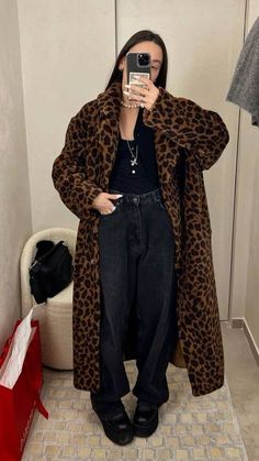 Leopard Print Coat Outfit, Daily Outfit Inspiration, Winter 23, Coat Outfit, Turkish Fashion, Looks Black