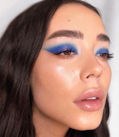 In love with this blue eyeshadow makeup look and minimalist skin with highlighter makeup look by @beautybyagnesmatilda Editorial Make-up, Nails Classic, Maquillage On Fleek, Mekap Mata, Mode Editorials, Make Up Inspiration, Color Makeup, Smink Inspiration, Beauty Make-up