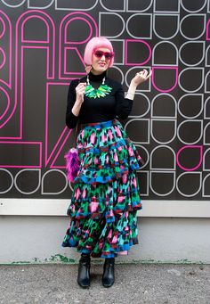 Sara is in Love with… blogger outfit fashion style street style Kenzo x H&M Yazbukey leo print maxi skirt turtleneck jumper perspex jewellery pink hair Tatty Devine 4&theReckless CeliaB crocket bag Funky Long Skirt Outfits, Maximalist Skirt Outfit, Eclectic Fashion Style Summer, Colourful Skirt Outfit, Pink Hair Outfit Style, Colorful Alternative Fashion, Quirky Fashion Vintage, Pink Hair Outfit, Tiered Maxi Skirt Outfit