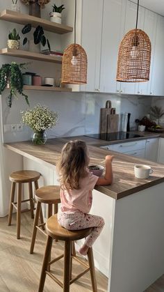 U Kitchen Ideas, Kitchen Boho Modern, New Build Kitchen, White Wood Kitchen, Boho Modern Kitchen, Houses Aesthetic, Modern Boho Kitchen, White Wood Kitchens, Kitchen Boho