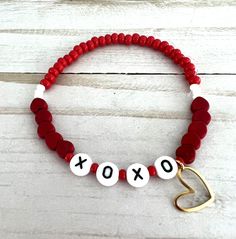 Sweet red and white Valentine's Day heart bracelet. This stretchy beaded bracelet would look great alone or layered up in a stack. Its made from black and white X O letter beads, red howlite stone heart beads, red and white seed beads and a shiny golden brass heart charm. Its the perfect Valentine's Day Gift! If you would like your bracelet to say something other than XOXO, please leave a note when purchasing. Pick your size in the drop down menu. Cheap Red Beaded Bracelets With Letter Beads, Bracelets Name Ideas, Monarch Jewelry, Bracelets Inspiration, O Letter, Modern Pearl Earrings, Preppy Bracelets, Stack Bracelets, Natural Pearl Earrings