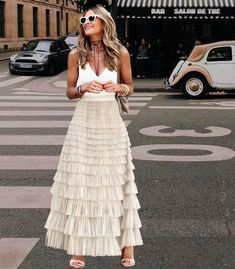 This pleated skirt in neutral colors is perfect to pair with any outfit and works for every season of the year.  It's ideal to wear with sandals, heels, or even high boots for a trendy cowboy-inspired style this season. Complete your outfit with a top and look stunning, elevating your style to the next level. Its versatile layered tulle design adds a touch of whimsy, making it an essential piece that brings elegance and freshness to your wardrobe. It's a must-have for those who want to stand out Ruffled Skirt Outfit, 2025 Outfit, Long Tulle Skirt, Tulle Long Skirt, Skirt Elegant, Skirt Fabric, Ruffled Skirt, Mesh Skirt, Cow Boy