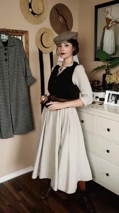 1940s Women Outfits, Ebola Holmes Inspired Outfits, Detective Women Outfit, Dark Academia Detective Outfits, Enola Holmes Costume Diy, Female Detective Costume, Detective Clothing Woman, Detective Woman Outfit