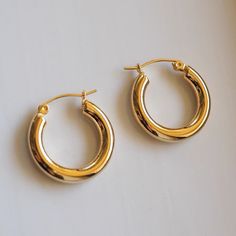 Simple Gold Hoop Earrings Material : 18k Gold Plated Titanium Size: 2.3cm This Product Is Tarnish Resistance And Hypoallergenic Hoops Earrings Medium, Simple Gold Hoop Earrings, Hoop Earrings Medium, Juicy Couture Earrings, Felted Earrings, Formal Earrings, Minimal Gold, Earrings Minimal, Gold Bar Earrings