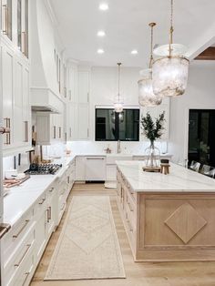 The island countertop is a dramatic quartzite in Victoria Falls. Model Dapur, Interior Design Per La Casa, Dream Kitchens Design, Gold Kitchen, Design Apartment, Kitchen Inspiration Design