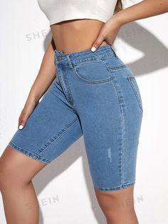 Free Returns ✓ Free Shipping✓. SHEIN Essnce Solid Skinny Denim Shorts- Women Denim Shorts at SHEIN. Stylish Denim Outfits, Jorts Fashion, Moda Casual Chic, Women Denim Shorts, Trendy Summer Outfits, Summer Outfit Inspiration, Short Jeans, Denim Shorts Women, Casual Chic Style