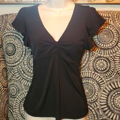 Never Worn Cute Top. Fitted Black V-neck Blouse, Black Fitted Top For Formal Occasions, Black Fitted Formal Top, 2024 Christmas, Cute Top, Cute Tops, Top Blouse, Blouses, Womens Tops