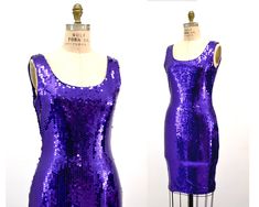 Superbe robe de soirée des années 90 !! * Corps violet à sequins entièrement agrémenté de sequins violets * Coupez le corps avec un peu d'étirement pour montrer vos courbes * fermeture éclair au dos * Entièrement doublé avec doublure en tricot * Bon état vintage avec perte mineure de paillettes * Superbe spectacle !! Par expressions La taille 10 convient à un moyen/grand Epoque des années 90 Dimensions : Tour de poitrine 34-38" Tour de taille 28-32" Hanche 36-39" Longueur 38" Toutes les mesures 90s Party Dress, Prom Dress Sequin, Purple Sequin Dress, 90s Prom Dress, 90s Prom, 90s Party, Cocktail Formal, Dress Sequin, Sequin Prom Dresses