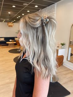 Blonde With Peekaboo, Layered Haircut Blonde, Medium Hair Layered, Western Hair Color, Halloween Highlights, Western Hair, Hello Hair, Bright Blonde Hair, Hair Doo