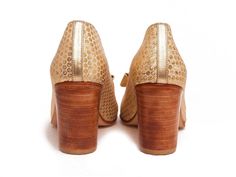 Emma Gold, is a romantic and vintage style shoes. Really feminine style shoes. Wear them in any occasion. DETAILS ✭ Leather upper ✭ Leather insole ✭ Leather sole ✭ Almost 2,3 inches heel ✭ Super comfy 🙌🏻 HANDMADE IN ARGENTINA Want be exclusive? Yes, sign me up now! 👉🏻 https://bit.ly/New_QuieroJune ---------- SHOES SIZES ---------- If you are unsure of your size, please, feel free to send your foot measurements to ensure perfect fit. CHART (Size / insole) US 5 ‣ EUR 35 / 22,8 cm US 6 ‣ EUR 36 Custom Wedding Shoes, Vintage Style Shoes, Suede Cleaner, Womens Pumps, 3 Inch Heels, Leather Boots Women, A Romantic, Suede Shoes, Feminine Style