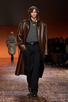 Bottega Veneta Fall 2024 Ready-to-Wear https://www.vogue.com/fashion-shows/fall-2024-ready-to-wear/bottega-veneta/slideshow/collection#24 Shirt Under Sweater, Layer Clothes, Fits Inspiration, Coat Outfit, Ideal Man, Leather Shirt, Coat Outfits