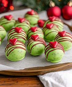 Grinch Cookies Recipe Grinch Cake Pop Ideas, Grinch Christmas Goodies, Grinch Truffles Recipe, Grinch Oreo Pops, Grinch Balls Oreo, Oreo Grinch Balls, The Grinch Food, Homemade Candies For Christmas, Homemade Christmas Dessert Gifts