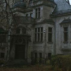 an old abandoned house is shown in this black and white photo with the moon above it