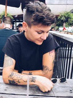 Tomboy Tattoo Ideas, Tomboy Tattoo, Queer Hair, Outfit Short