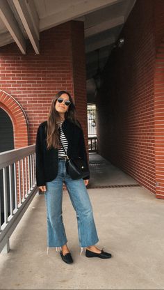 Womens Vans Outfit Fall, Late Summer Jeans Outfit, 30s Work Outfits, Outfits For Austin Texas Winter, Phoenix Fall Outfits, Business Casual Outfit Jeans, Scheels Outfits, Polished Fashion Style, Trouser Jeans Outfit Winter