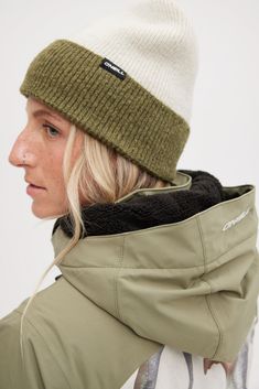 Take your ride from the park to the untouched powder in the Carbonite Snow Jacket, featuring a slim fit, a lofty 80g insulation in the body and 60g in the sleeves, of which 90% is Repreve® recycled polyester, and a Firewall Magma lining to keep you warm and cosy on stormy days. The jacket comes with 10K/10K breathability and waterproofing, a PFC-free durable water-repellent coating and critically taped seams. The super stretch in the fabric caters to organic and dynamic movement. Armpit venting, Sporty Recycled Polyester Winter Outerwear, Casual Skiing Outerwear With Fleece Lining, White Recycled Polyester Outerwear For Outdoor, Green Windproof Outerwear Of Recycled Polyester, Green Windproof Recycled Polyester Outerwear, White Winter Hiking Outerwear, Green Midweight Outerwear In Recycled Polyester, White Midweight Winter Outerwear, White Midweight Outerwear For Winter