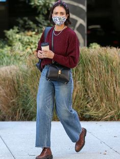 Burgundy Sweater Outfit, Back To Blonde, Jessica Alba Casual, Jessica Alba Outfit, Combat Boot Outfit, Burgundy Knit Sweater, Jessica Alba Style, Most Popular Shoes