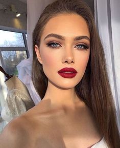 Classic Makeup With Red Lipstick, Lipstick To Go With Green Dress, Prom Makeup For Green Eyes Red Dress, Makeup For Valentines Day Simple, Classic Makeup Looks Red Lips, Red Dress Makeup Ideas, Red Dress Red Lipstick, Classic Red Lip Makeup