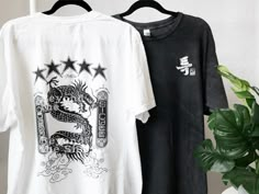 Celebrate the return of SKZ with this TUK 5 Star Album shirt! These shirts draw their design from the special edition version of the record-breaking best-selling album. It's crafted with a comfy T-shirt fabric and a soft vintage feel, plus it has a bright and colorful traditional design - perfect for Stray Kid's exciting comeback! Whether you're a new Stay or a returning stay, this shirt is perfect to show your SKZ spirit! Every shirt is handmade with love by us, Heon and Tessa! ★★★★★ 5-Star S C Merch Shirt Design, Merch Concept, Skz Merch, Kids Tshirt Designs, Stray Kids Outfits, Kpop Shirts, Shirt Drawing, High School Outfit, Art Diary