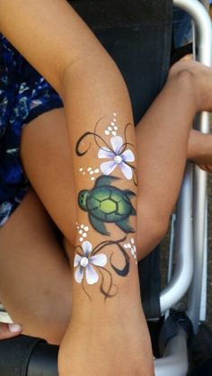 Hawaiian turtle and flower face paint by artist Sarah Pearce with Earth Fairy Entertainment Tye Dye Face Paint Ideas, Hawaiian Flower Face Paint Easy, Face Painting Turtle, Hibiscus Face Paint, Hawaii Face Paint, Hawaiian Face Paint, Easy Body Painting, Stitch Face Paint, Turtle Face Paint