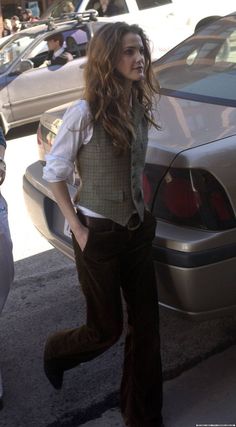 Keri Russell Style, Dandy Look, Waistcoat Outfit, Keri Russell, Walking Down The Street, Look Retro, Androgynous Fashion, Cooler Look