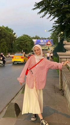 Red Striped Shirt Outfit, Red Tshirt Outfit, Hijab Fits, Casual Tshirt Outfit, Stylish Outfits Casual, Zara Skirt, Plus Size Fall Outfit, Japan Outfit