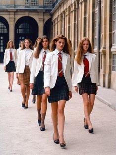 American Preppy Style, Preppy Luxury, Classy Uniform, 00s Preppy Fashion, 1990 Preppy Fashion, Prepatory School Aesthetic, Nyc Prep School Aesthetic, Prep School Chic Aesthetic, Old Preppy