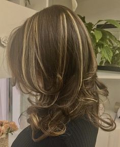 Short Hair Highlights Style, Blond Highlights On Brown Hair Layers, Strawberry Blonde Highlights Black Hair, Subtle Chunky Highlights, Y2k Hair Color Highlights, Streaky Highlights On Black Hair, High Light Brown Hair, 90s Highlights Hair