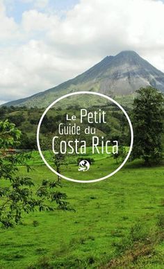 a green field with trees and a mountain in the background that reads le petit guide du costa rica