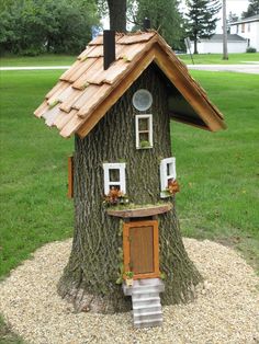 a tree house built into the side of a tree