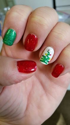 Christmas Tree Nails Short, Christmas Tree Nails Simple, Nails For Kids Christmas, Christmas Nails For Kids, Christmas Dipped Nails Ideas, Christmas Tree Nail Art, Kids Christmas Tree, Christmas Dip, Tree Nail Art