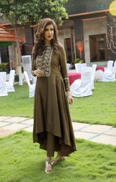 Indian Designer Suits, Long Kurti Designs, Kurti Neck Designs, Kurta Designs Women, Dress Indian Style, Designer Outfits, Indian Designer Outfits