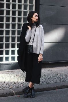 Elisa from the Fashion- and Lifestyleblog www.schwarzersamt.com is wearing a minimalistic autumn winter look with black culotte from Topshop, a Topshop sweater in light grey, a black coat from H&M and black high chelsea boots. The whole look is monochrome in black and grey. Culotte Outfit, Culottes Outfit, Black Culottes, Winter Mode, Looks Style