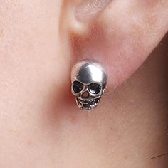 Add some edge to your style with our Unisex Antique Silver Stud Skull Earrings. These rustic earrings feature great detail and are perfect for anyone who loves dark gothic, rock, or punk fashion. Makes a unique gift for Halloween, Day of the Dead, or anyone who appreciates the macabre. A must-have accessory for those unafraid to stand out. Ready-to-Go! Anyone who receives or wears them is going to be delighted. These earrings are a useful and distinctive gift that will be used and appreciated. S Janice Ian, Hades Aesthetic, Roxie Hart, Playful Jewelry, Dainty Jewellery, Skeleton Earrings, Trendy Fashion Accessories, Gothic Earrings, Alloy Earrings