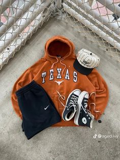 Nashville Outfits, Mens Outfit Inspiration, Cat Hoodie, Vintage Hoodies, Streetwear Men Outfits, Outfit Inspo Fall, Prada Men, Street Style Outfit