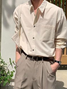 Semi Formal Graduation Outfit, Khaki Outfit Men, Light Academia Outfit Men, Academia Aesthetic Outfit, Guys Fashion Casual, Old Money Outfits, Mens Smart Casual Outfits, Smart Casual Menswear, Minimalist Fashion Men