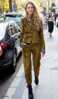 Blake Lively: adiós trajes de chaqueta; hola falda midi Blake Lively Street Style, Blake Lively Outfits, Black Lively, Blake Lively Style, Woman Suit Fashion, Blake Lively, Suit Fashion, Street Styles