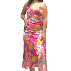 This Strapless Dress Features A Vibrant Pink Color Adorned With An Exquisite Floral Print In Bright Tones. Made Of Silk, It Offers A Sensation Of Unmatched Softness And Freshness. Its Fluid And Elegant Design Delicately Adjusts To Your Figure, Enhancing Your Femininity And Style. Perfect For Special Events, Elegant Dinners Or A Summer Night, This Suit Is The Ideal Choice To Stand Out With Sophistication And Joy. Add A Touch Of Color And Elegance To Your Wardrobe With This Unique Piece! Pink Spaghetti Strap Midi Dress For Casual Wear, Pink Floral Midi Dress For Night Out, Feminine Multicolor Spaghetti Strap Dress, Pink Midi Dress For Vacation, Feminine Multicolor Midi Dress For Party, Pink Floral Print Maxi Dress For Night Out, Pink Floral Maxi Dress For Night Out, Elegant Dinners, Closet Dresses