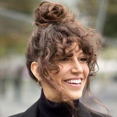 Funky Curly Hair, Pelo Ondulado Natural, Curly Bangs, Curly Hair Inspiration, Curly Hair With Bangs, Modern Hairstyles, Curly Hair Cuts, Hair Envy