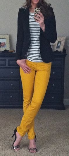 Mustard Pants Outfit, Yellow Pants Outfit, Mustard Pants, Converse Outfits, Yellow Jeans, Yellow Pants, Fashion Mode, Black Blazer