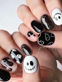 short Korean Halloween Nails: black and white Black And White Short Nails Ideas, Easy Halloween Nail Art For Short Nails, Short Nails Ideas White, Black And White Nails Halloween, Black Halloween Nails Short, Nail Halloween Designs, Halloween Nails Black And White, Creative Nails Designs, Korean Halloween