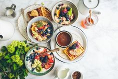 Breakfast with high-fiber grain with a handful of fruit, or a cup of oatmeal with some milk and also berries. Menu Sarapan Sehat, Diner Recept, Reddit Stories, Food Combining, Diet Vegetarian, Idee Pasto Sano, Breakfast Foods, Vegan Breakfast Recipes, Vegan Breakfast