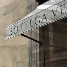 a street sign that reads bottega vene on the side of a building