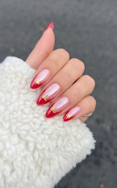 Get inspired by 30+ adorable bow nail designs, from cute 3D bow nails to short and sweet styles in pink, red, white, gold, and black. This also includes coquette nails, ribbon nails, short bow nails, french tip bow nails, bow nail art. (📷 nailsbyzola IG) French Tip Nails With Chrome, Red Nails Chrome, Red French Tip Nails, Chrome Nail Ideas, Red Chrome Nails, Chrome Manicure