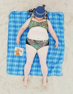 Photographer Tadao Cern spent a weekend photographing men and women as they slept on an unnamed public beach in Lithuania. The project, titl... Tadao Cern, Social Photography, Martin Parr, Photography Series, Juxtapoz Magazine, People Sleeping, Photography Awards, Beach Photos