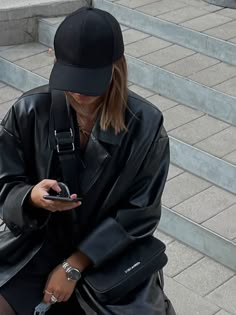 Black Baseball Cap Outfit, Baseball Cap Outfit, Clueless Fashion, Cap Outfit, Fashion Cap, Model Poses Photography, Street Fashion Photography, Instagram Photo Inspiration